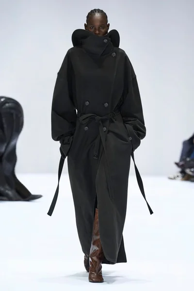 Look 10